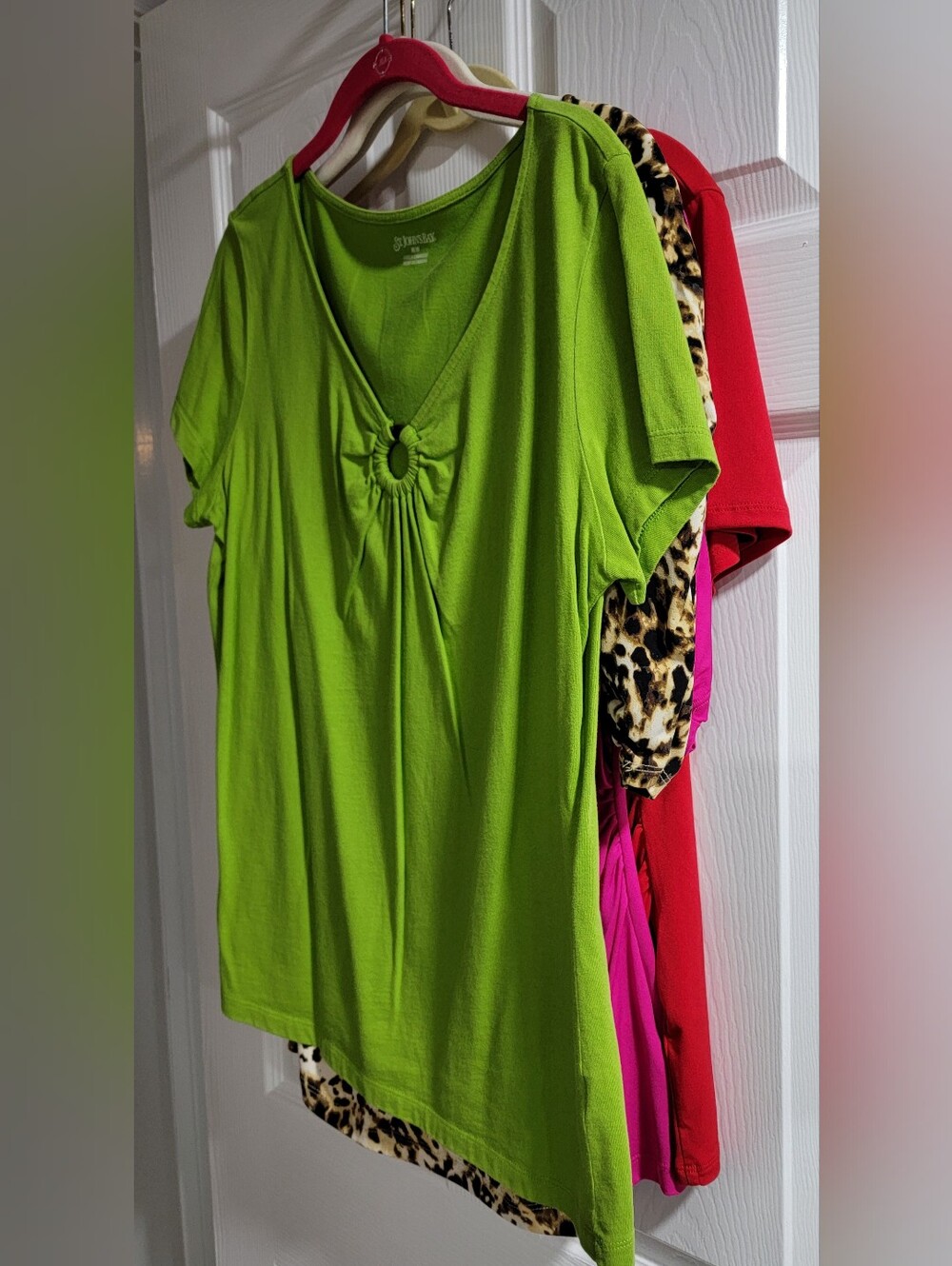 CLOSET CLEANOUT-Lot of 4 Women's Short Sleeve Tops- size Mediums- great shape - Picture 3 of 12